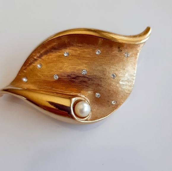 GOLDTONE CRYSTAL AND PEARL BROOCH PIN - Picture 2 of 7